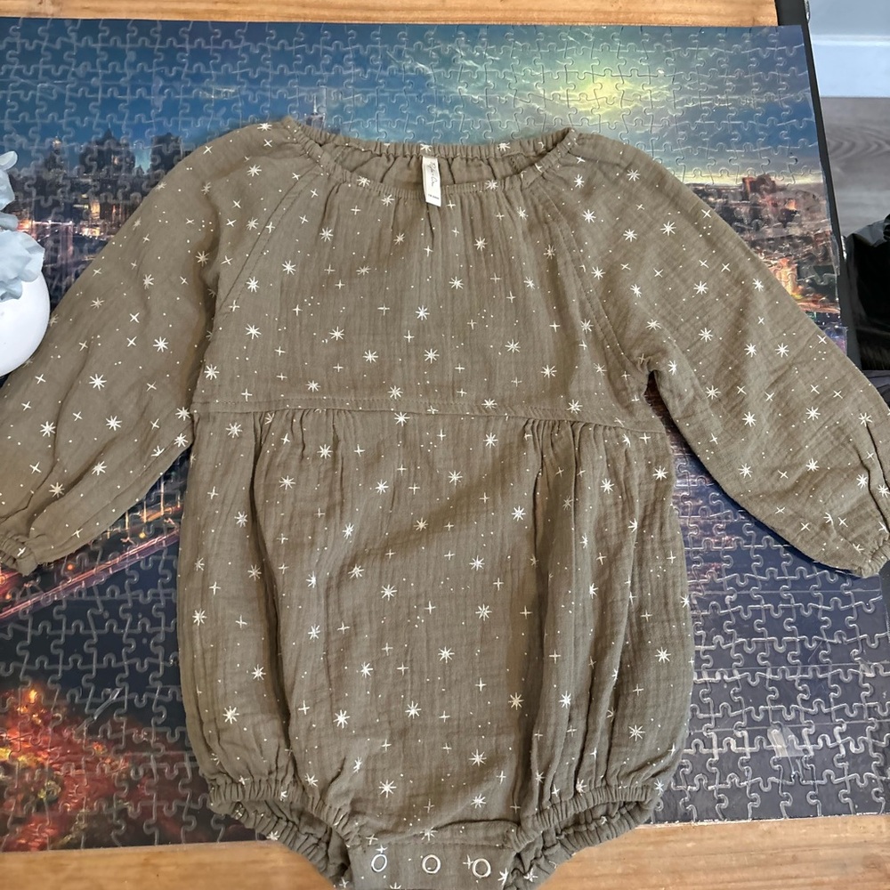 Rylee + Cru Olive Stars Bubble Romper 18–24 M Boho Minimalist